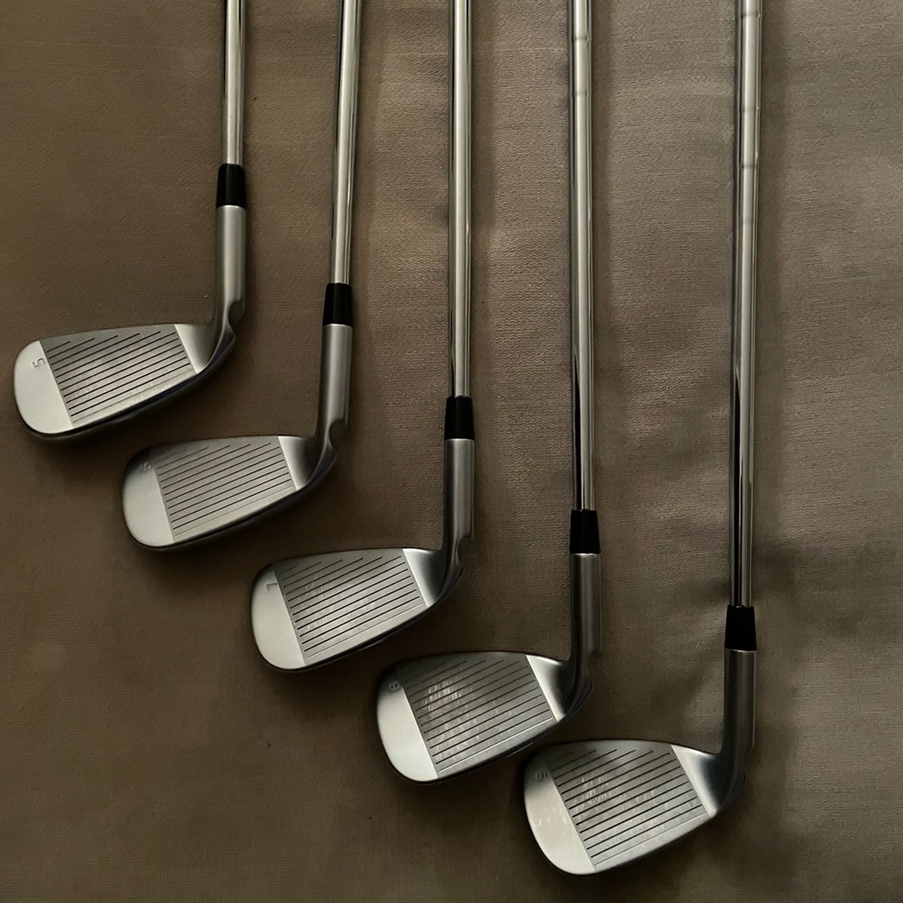LIKE NEW set of Ping G425 irons 5-9